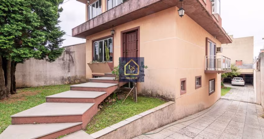 Casa com 4 dormitórios (1 suíte) à venda. São 320 m² privativos por R$ 1.416.000 no bairro Capão Raso em Curitiba/PR