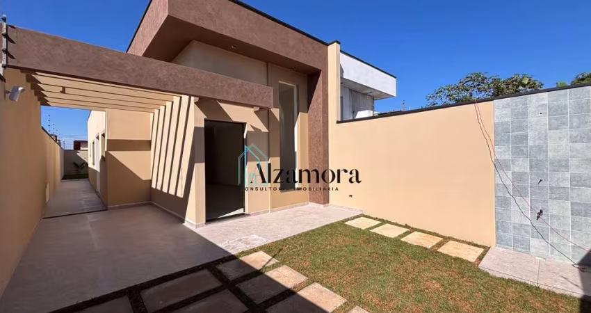 Casa com fachada moderna a venda, com piscina, lado praia em Itanhaém.