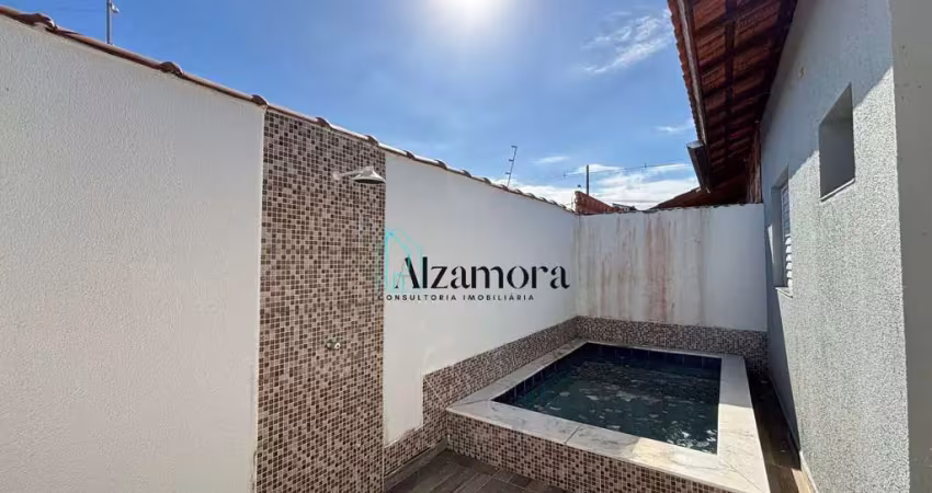 Casa em condomínio com piscina lado praia em itanhaém