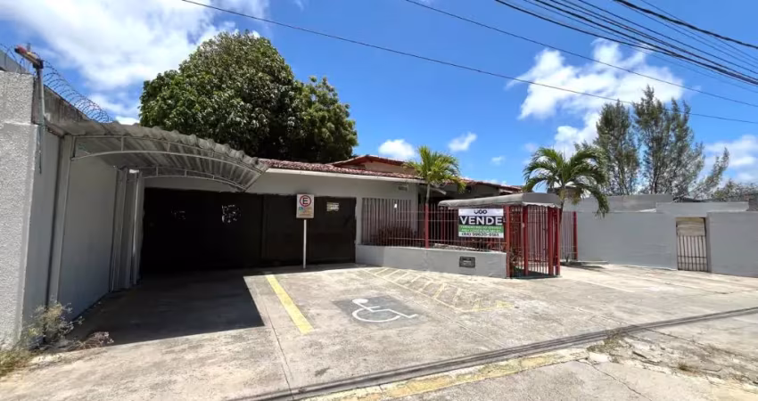 Casa com amplo espaço interno e ótima localização em Capim Macio