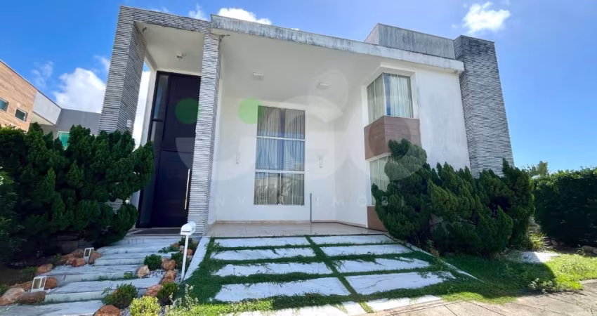 Mobiliada e com amplo espaço interno em Condomínio Fechado