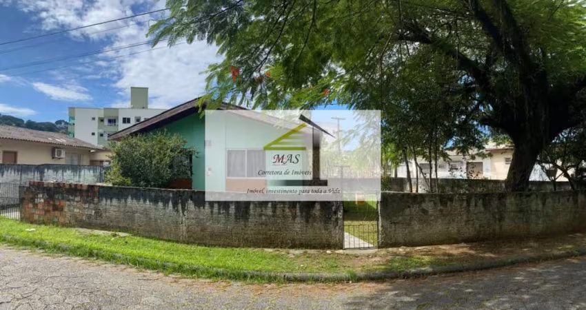 Casa à venda em terreno de 750m² em esquina privilegiada do bairro Forquilhinha