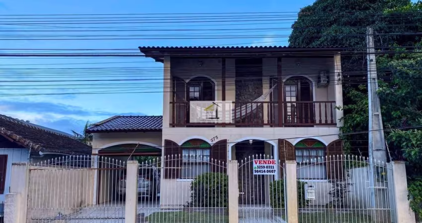 Amplo sobrado à venda em Barreiros, em excelente localização.