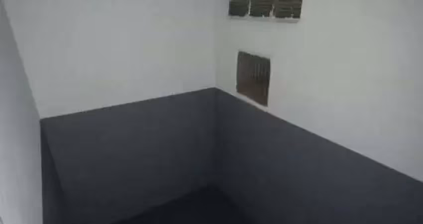 Casa assobradada com 3 dormitorios , 2 banheiros , um salao comercial com um banheiro ipiranga