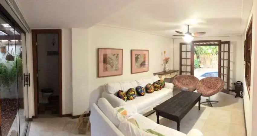 Praia do forte - casa em condominio fechado, com 03 suites, metragem total 312m2.