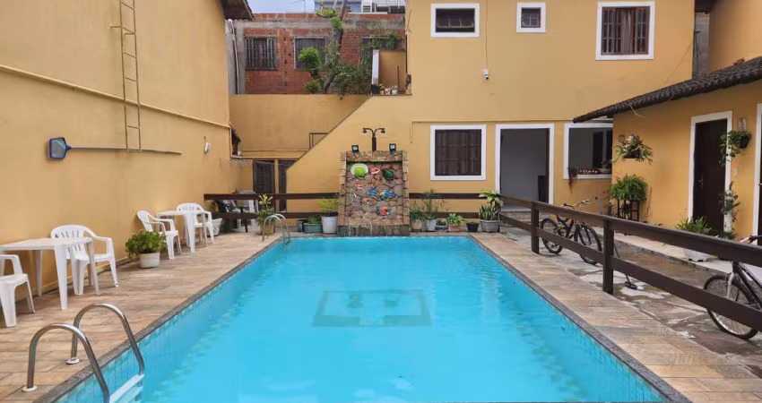 Casa em condomínio para locação de frente piso em cerâmica contendo 2 quartos com direito a 1 vaga