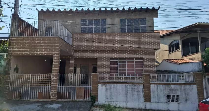 D22-Vila Iara-SG-Casarão 6 qts/2sts,gar,quintal,piscína,salão de festa,ótima localização