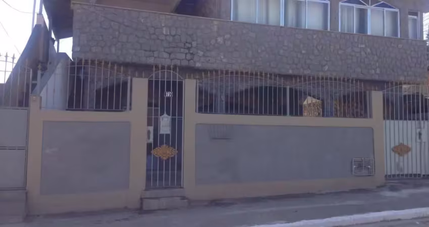 D05-Rocha-São Gonçalo-Casa sobrado ampla,3 qts c/1ste,varanda, 2 vagas,aceita financiamento bancário
