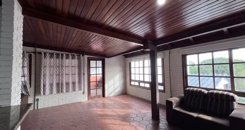 Casa com 3 quartos para alugar na Rua Marcone, 575, Partenon, Porto Alegre