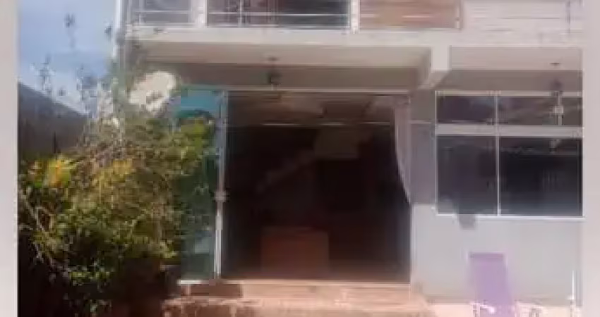 Sobrado padrão com casa de alvenaria  !!! excelente localização !