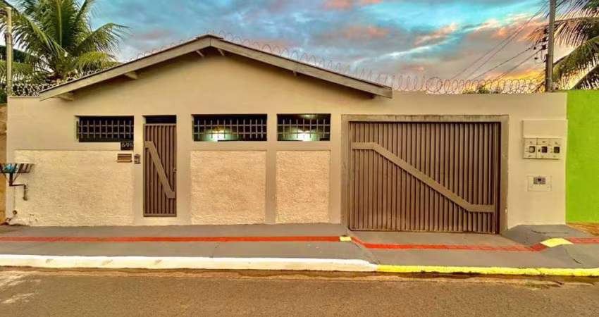 EXCELENTE CASA NO BAIRRO TIJUCA COM AMPLO ESPAÇO DE TERRENO