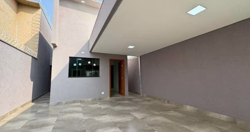 Casa com 03 quartos no Bairro Cel Antonino