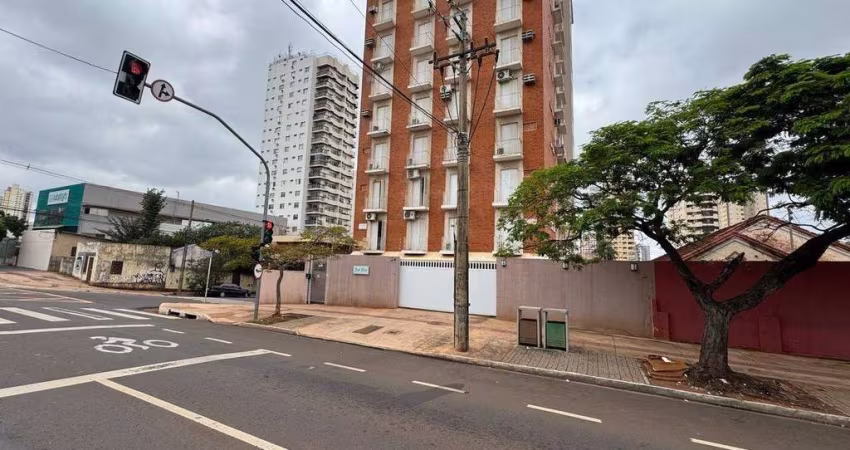 Apartamento Central com três quartos sendo um suíte.