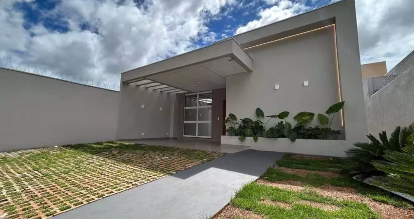 Casa com um lindo jardim e espaço para piscina.