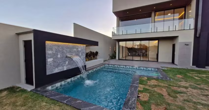 Sobrado de luxo com 3 suítes, piscina e acabamentos naturais