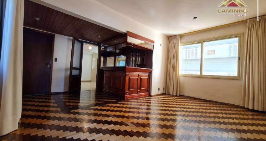 No Centro de Porto Alegre, vendo apartamento de 121,00 m² de três dormitórios com elevador e garagem