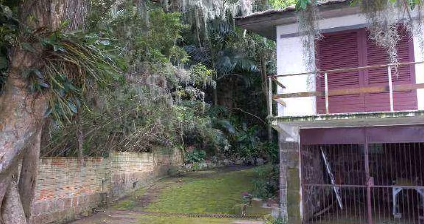 Vendo casa construída em meio a muito verde, natureza e acesso direto ao Guaíba, em Porto Alegre
