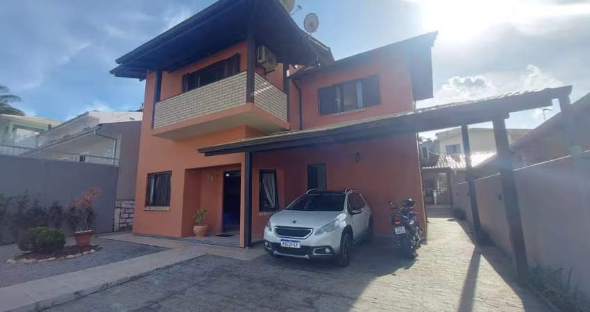 Casa para Venda em São José, Centro Histórico de São José, 3 dormitórios, 1 suíte, 2 banheiros, 4 vagas