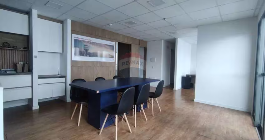 Salas integradas com total de 76,77 m², acabamento de alto padrão, decorada, com 3 salas, recepção, copa