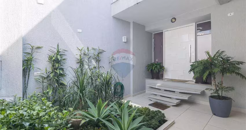 Belíssima casa de 186 m², ótima localização. living amplo com 3 ambientes, 2 suítes, espaço gourmet com churrasqueira, 2 vagas de garagem