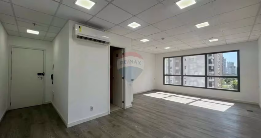Sala comercial de 38,50 m² pronta para locação, com otima localização, piso laminado, ar condicionado e sacada.