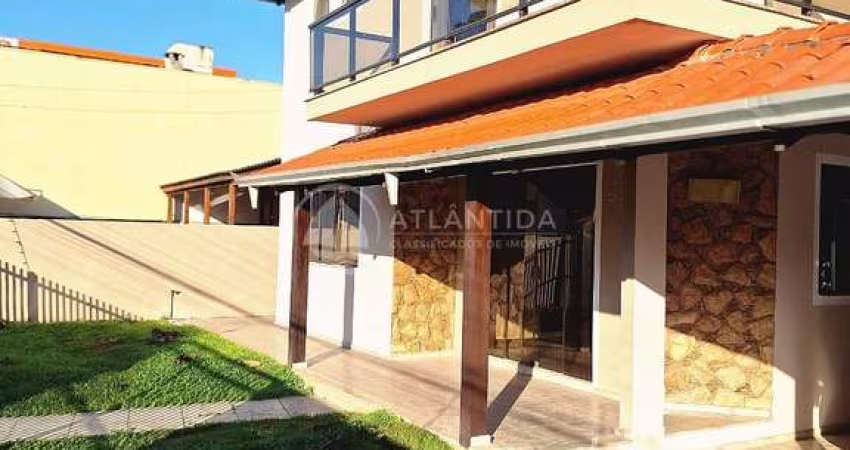 Casa 05 dormitórios e piscina - Centro - Camboriú