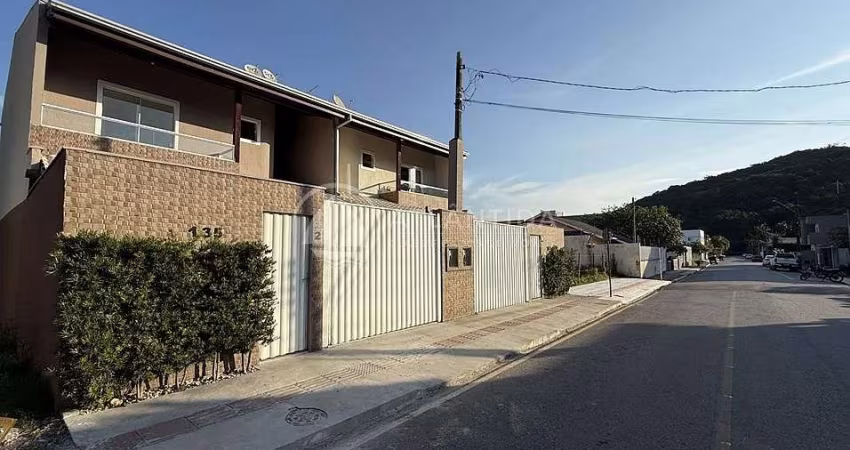 Sobrado com 3 dormitórios (sendo 1 suíte) no Nova Esperança - Baln. Camboriú