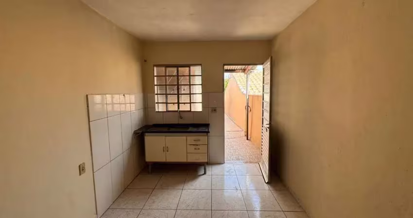 Casa de fundo para locação - espaço de garagem para moto - conjunto habitacional parque itajaí, cam