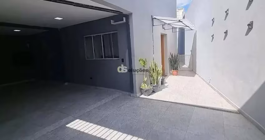 Belíssimo sobrado à venda com 183m², 3 dormitórios sendo 1 suíte e 3 vagas de garagem na região do