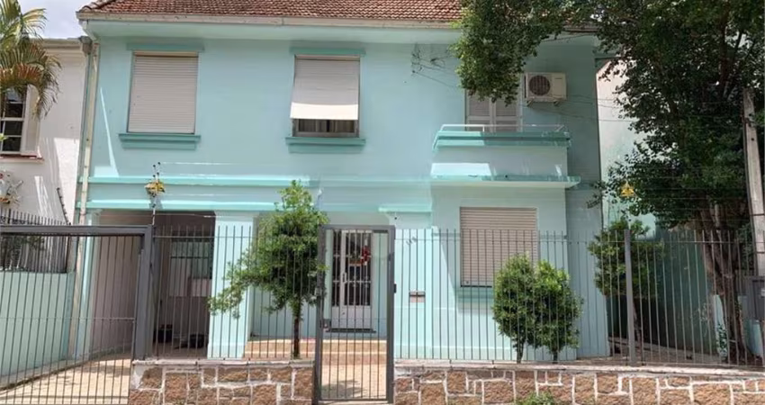 Casa com 3 quartos para alugar na Rua Xavier Ferreira, 113, Auxiliadora, Porto Alegre