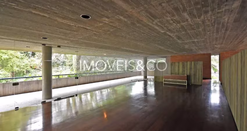 Imperdível casa de luxo com 4 quartos e 4 suítes na Cidade Jardim, São Paulo-SP: 976m², 3 salas, 4 vagas de garagem. Confira!