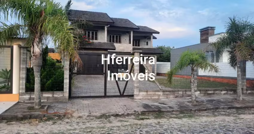 Casa 05 Dorm à venda no Bairro Figueirinhas com 220 m² de área privativa - 2 vagas de garagem
