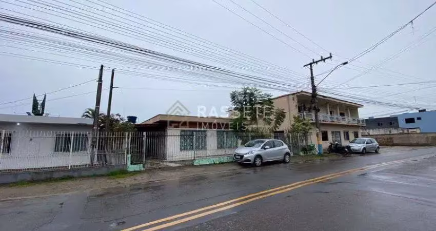 Casa com amplo terreno no bairro são domingos, navegantes/sc
