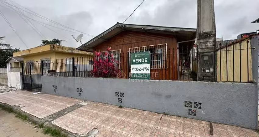 Casa com excelente localização  no centro de navegantes - sc