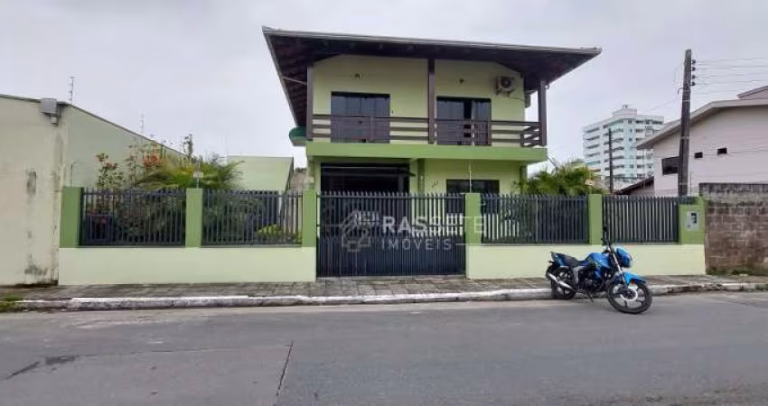 AMPLA CASA APENAS 200 METROS DO MAR NO CENTRO DE NAVEGANTES - SC