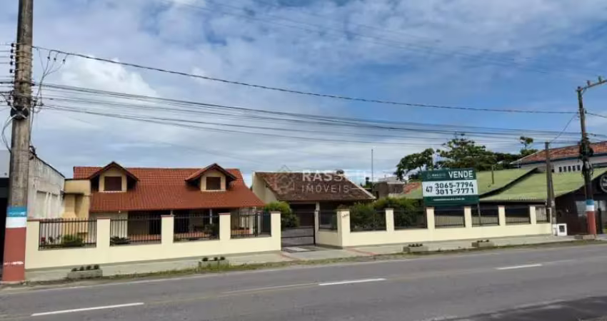 CASA FRENTE MAR NO BAIRRO MEIA PRAIA EM NAVEGANTES/SC