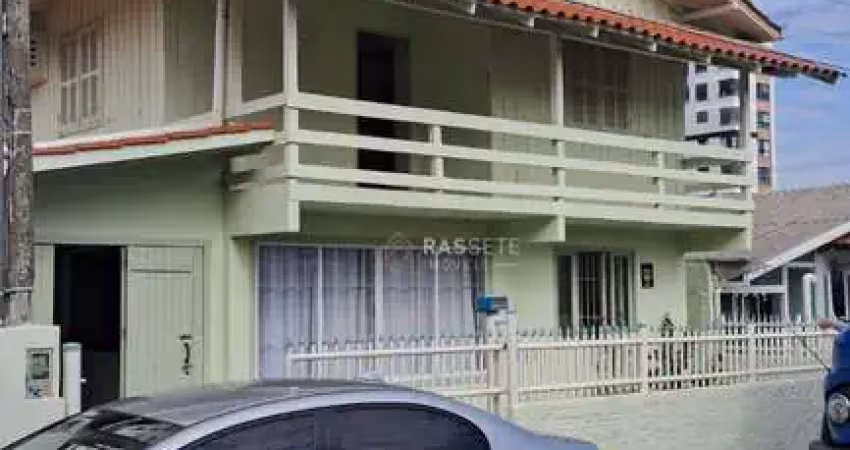 Casa á poucos metros do mar no gravatá de navegantes/sc
