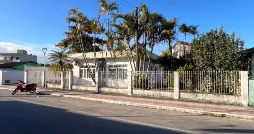 Terreno com 1.390,55 m² de área total no centro de navegantes/sc