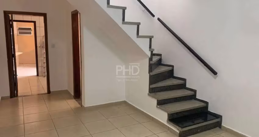 Sobrado com 2 dorms (1 c/ sacada), 2 vagas, edícula e 3 banheiros – espaçoso e bem localizado!