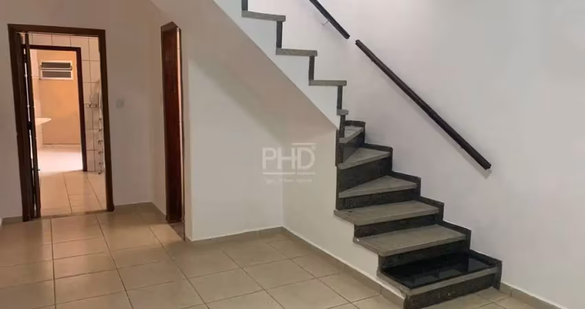 Sobrado com 2 dorms (1 c/ sacada), 2 vagas, edícula e 3 banheiros – espaçoso e bem localizado!