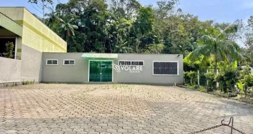 Galpão em gaspar com 8 vagas de garagem e banheiros masculino e feminino.
