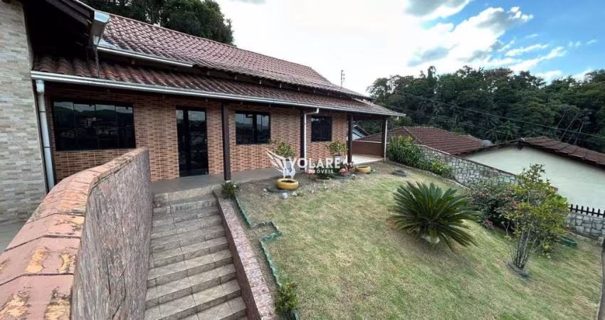 Casa á Venda com 3 dormitórios, 138 m² por R$ 700.000,00