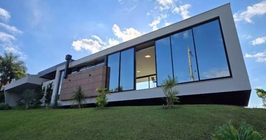 Casa Térrea de Esquina no Condomínio Saint Charbel – 3 Suítes, Energia Solar e Vista para o Morro de Ipanema