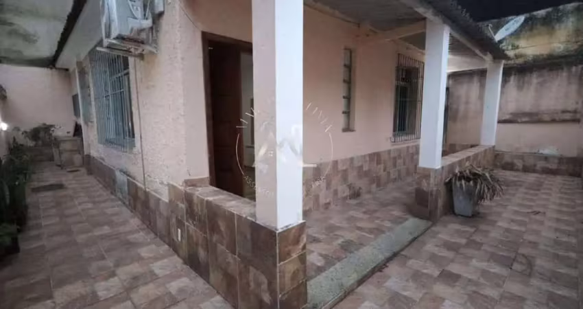 Excelente casa, 2 quartos, móveis planejados, box blindex e área externa