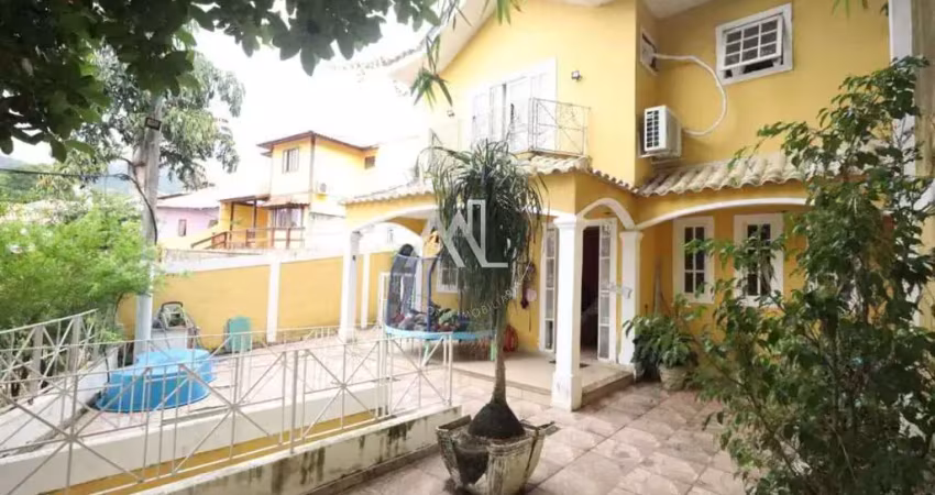 Excelente casa em condomínio fechado, 3 quartos, sendo uma suíte, área externa, área gourmet e vaga.