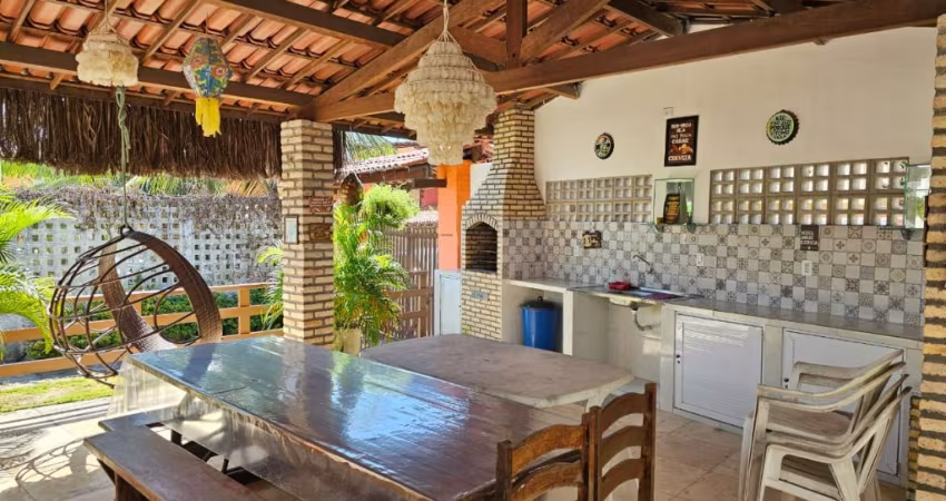 Duplex em Flecheira com porteira fechada a poucos metros da praia.