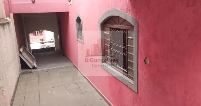 Sobrado grande, com três dormitórios sendo uma suíte. vaga para 3 carros. imóvel precisa de reforma. nos fundos casa com dois dormitórios, sala, cozinha e dois banheiros.