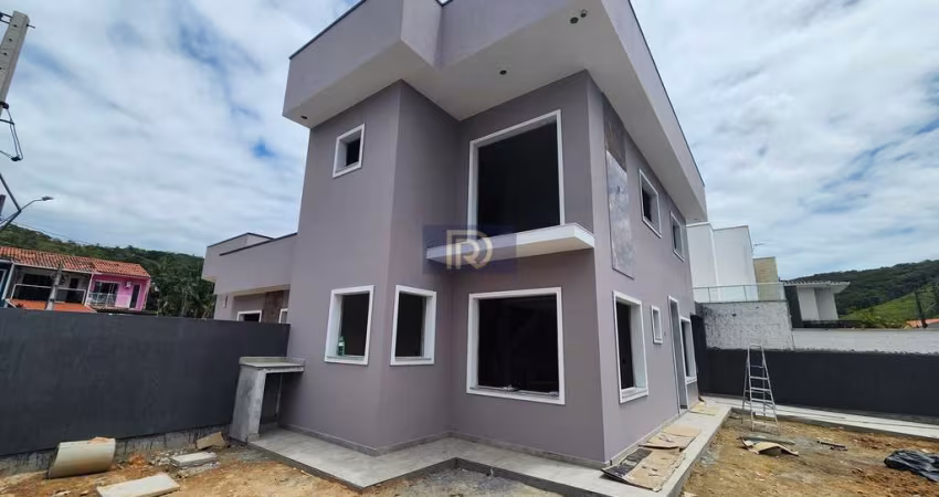 Sobrado à venda no bairro Potecas - São José/SC