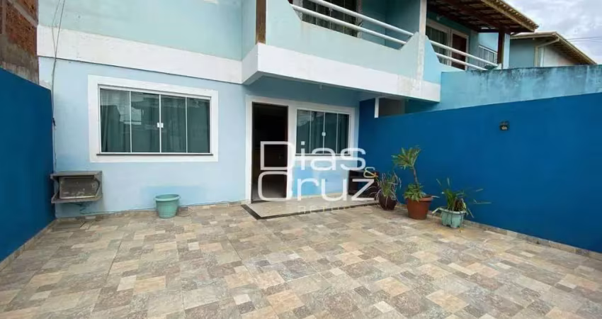 Excelente casa térrea com amplo quintal e espaço gourmet no village rio das ostras