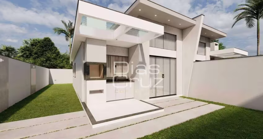 Excelente casa linear independente com pé direito alto a 700 metros da praia do enseada!